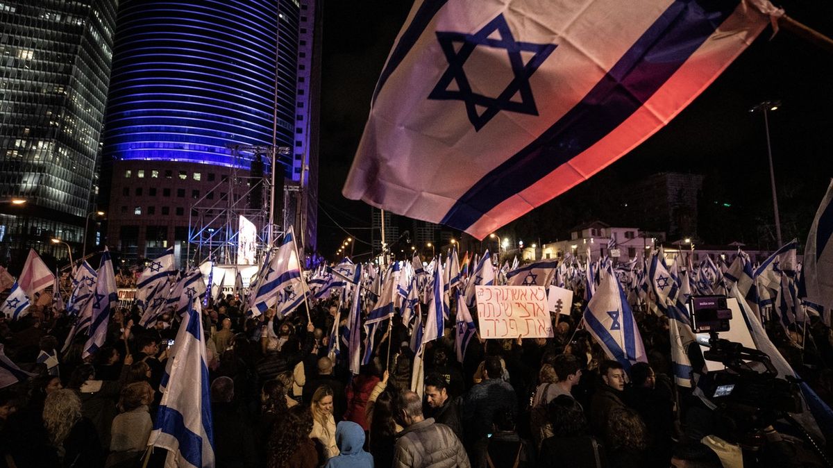 V Izraeli to znovu vře, do ulic vyšlo přes 100 tisíc lidí