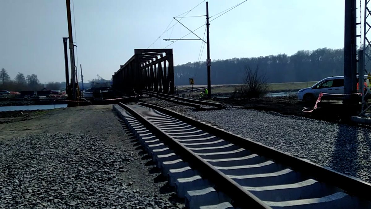 Stavbaři vyhnali vlaky z přeshraničního koridoru