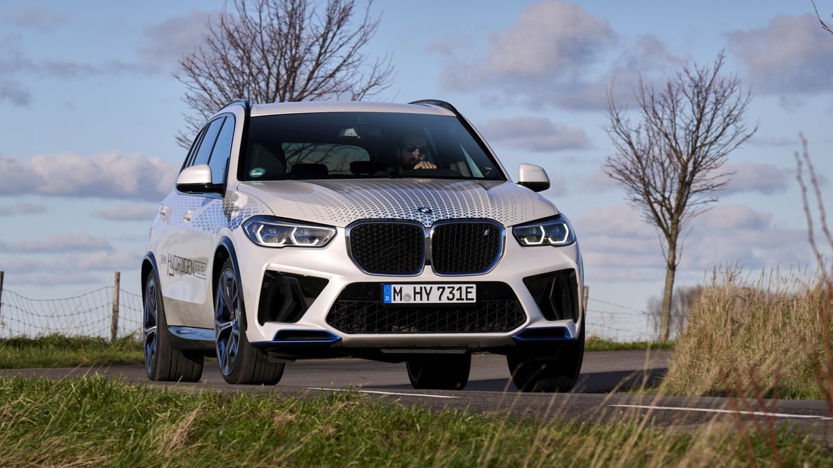 Vodíkové BMW iX5 míří do provozu, v běžném prodeji však nebude