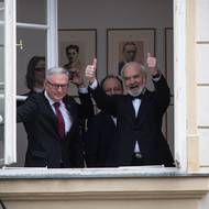 Opakovaně podpořil demokratické hodnoty. Herec Zdeněk Svěrák zdraví dav po inauguraci Petra Pavla do funkce, 2023.