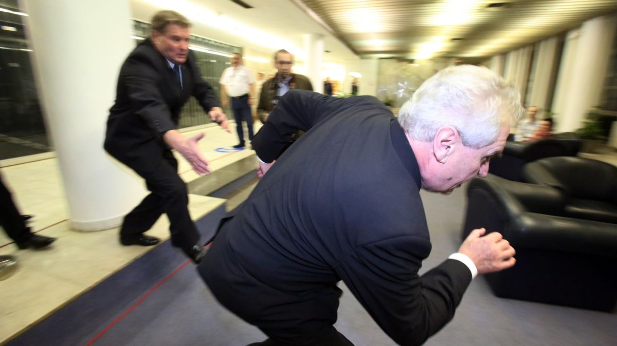 Děkuji všem, kdo mi nepomohli aneb Pět eskamotérských kousků Miloše Zemana