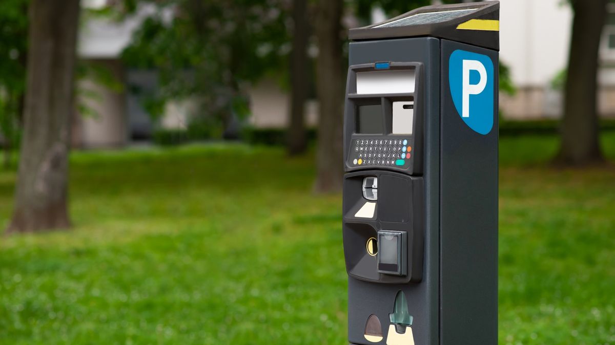 Soud muži zakázal dotýkat se parkovacích automatů
