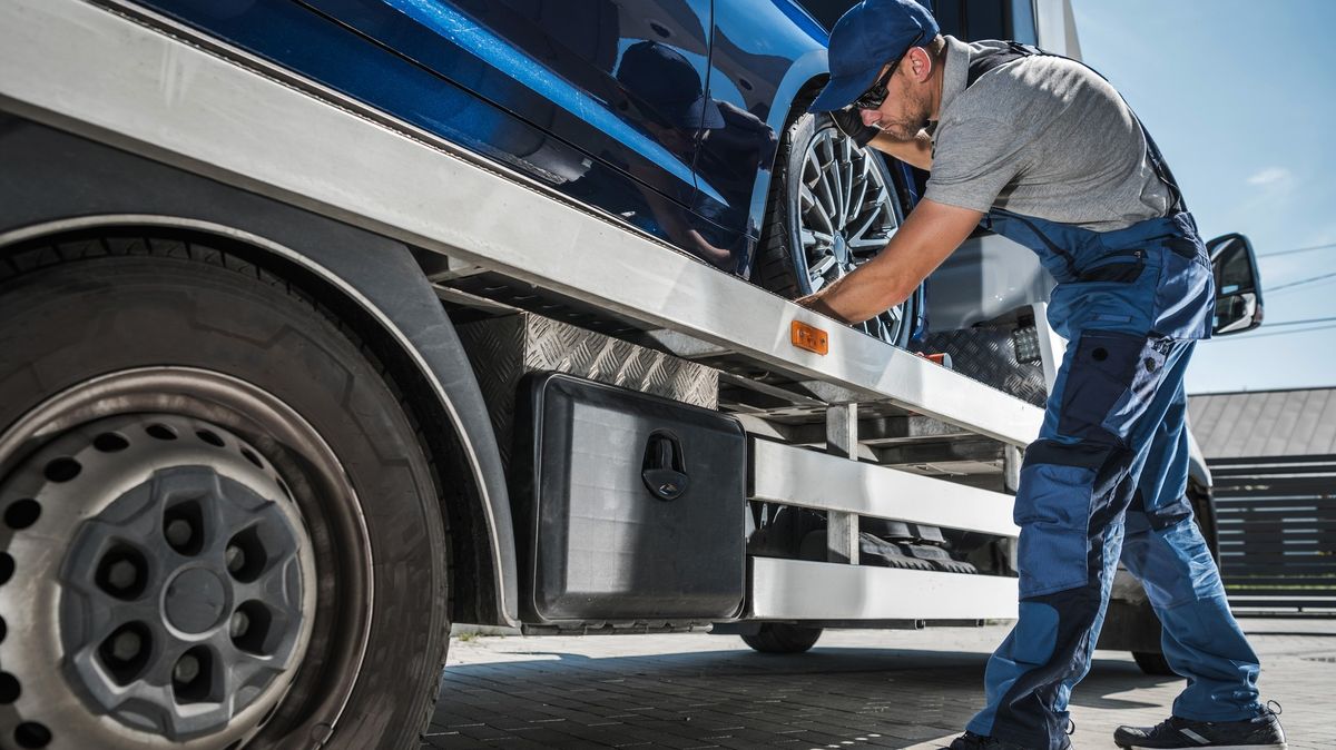 Automobilky trápí nedostatek řidičů kamionů, lákají pracovníky na přeškolení