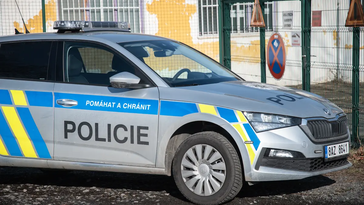 Policie vyšetřuje smrt ročního dítěte v autě na Hradecku