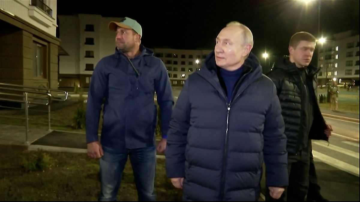 Putin na procházce ulicemi Mariupolu. Návštěva města budí pochybnosti