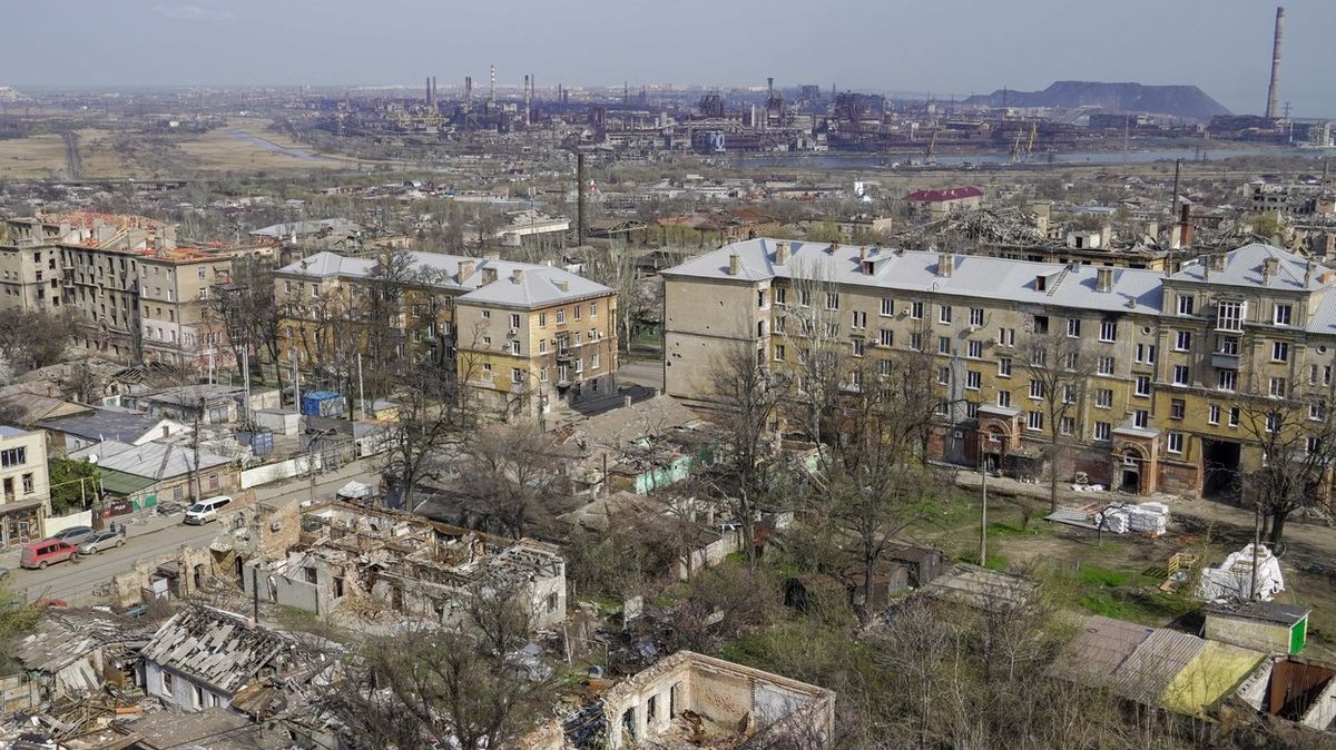 V okupovaném Mariupolu hořel palác kultury. Po explozi střely, tvrdí Ukrajinci