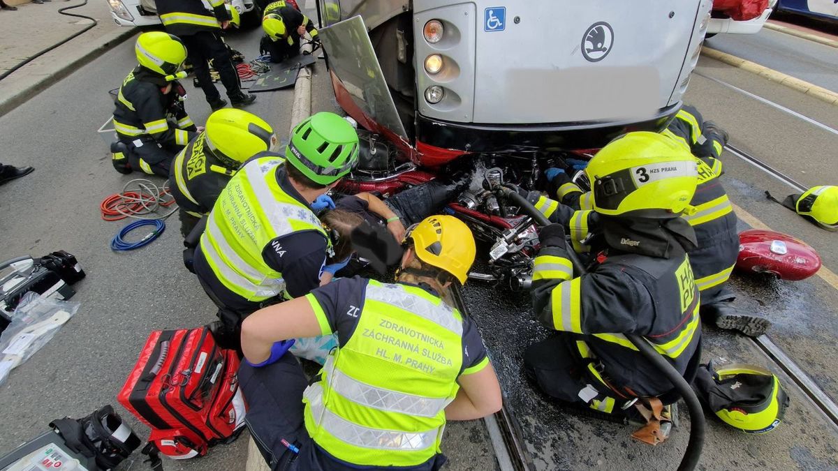 Tramvaj v Praze srazila motorkáře. Zpod vozu ho vyprostili hasiči