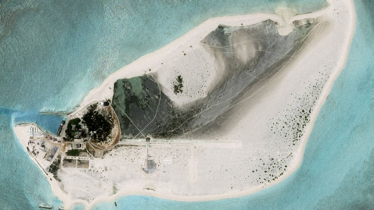 Čína staví přistávací dráhu na sporném ostrově v Jihočínském moři, ukazují satelitní snímky