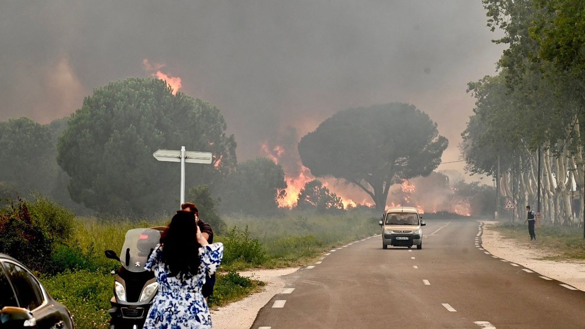Obří požár na jihu Francie: evakuovali 3000 lidí, zasahuje 500 hasičů