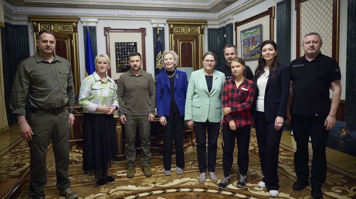 Aktivistka Thunbergová řešila v Kyjevě se Zelenským ekologické dopady války