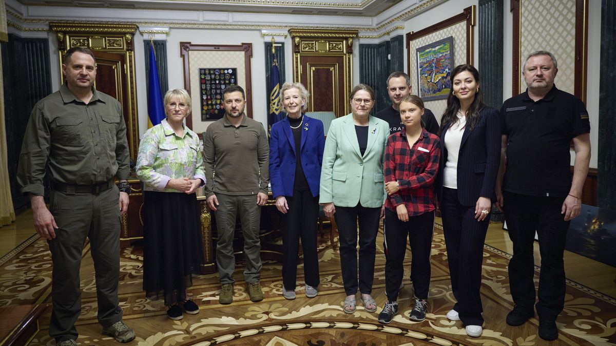 Aktivistka Thunbergová řešila v Kyjevě se Zelenským ekologické dopady války