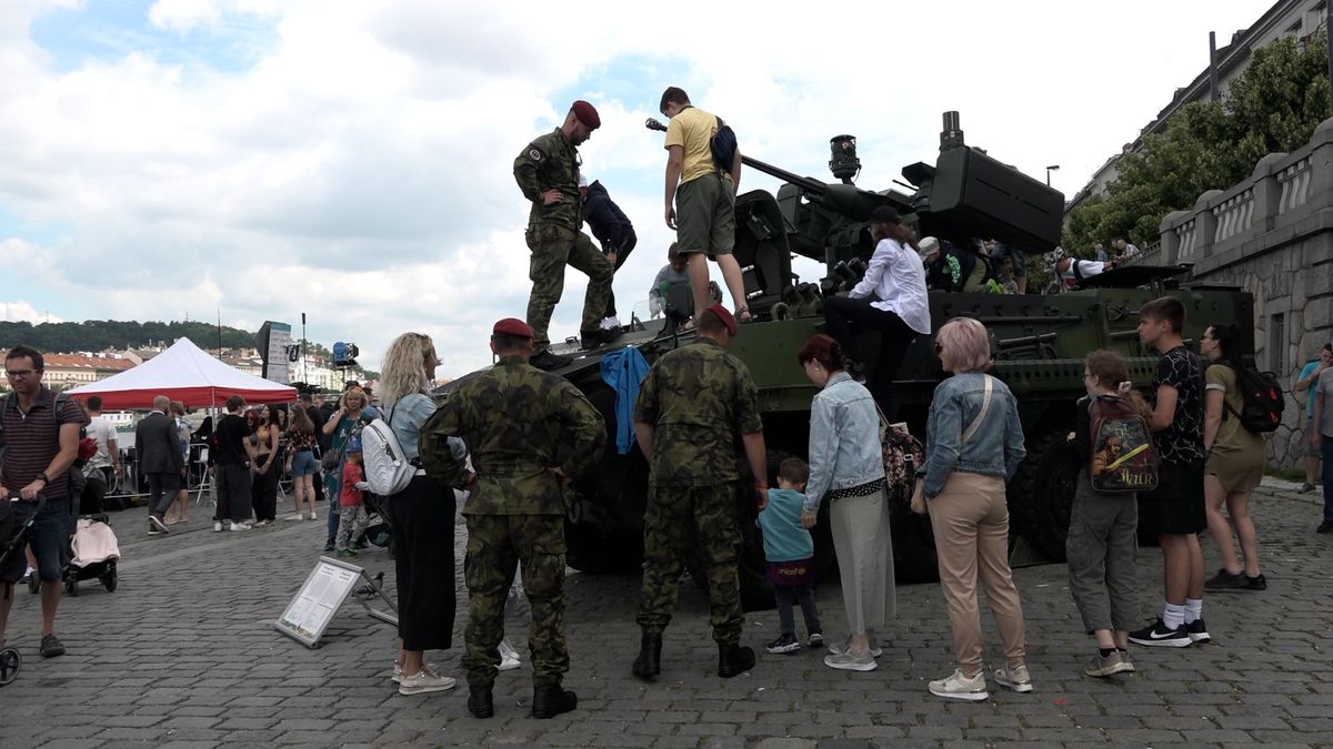 Armáda obsadila pražské náplavky. Slavila tam 30. výročí