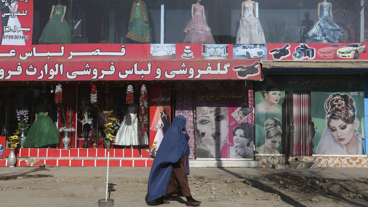 Tálibán bere ženám další práva. Nařídil zavřít salony krásy