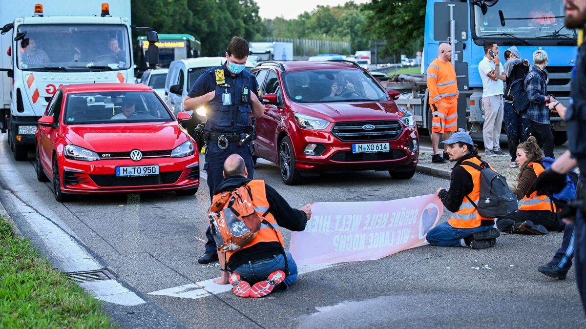 Řidič v Mnichově dal extremistovi přilepenému k silnici facku, vyšetřuje ho policie