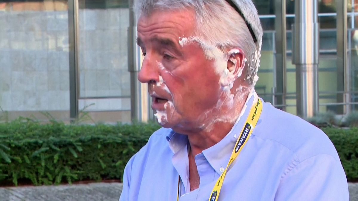 Šéf Ryanairu dostal v Bruselu dortem do obličeje
