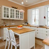 Kuchyň v domě je zařízená běžně dostupnou linkou. Ani ostatní materiály nejsou nijak zbytečně předražené a luxusní