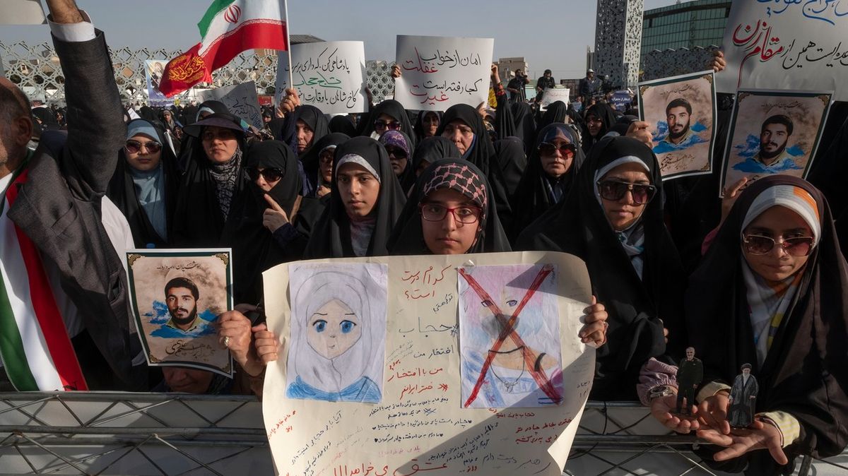 Za nenošení hidžábu až 10 let. Írán chce zpřísnit „mravnostní“ zákony
