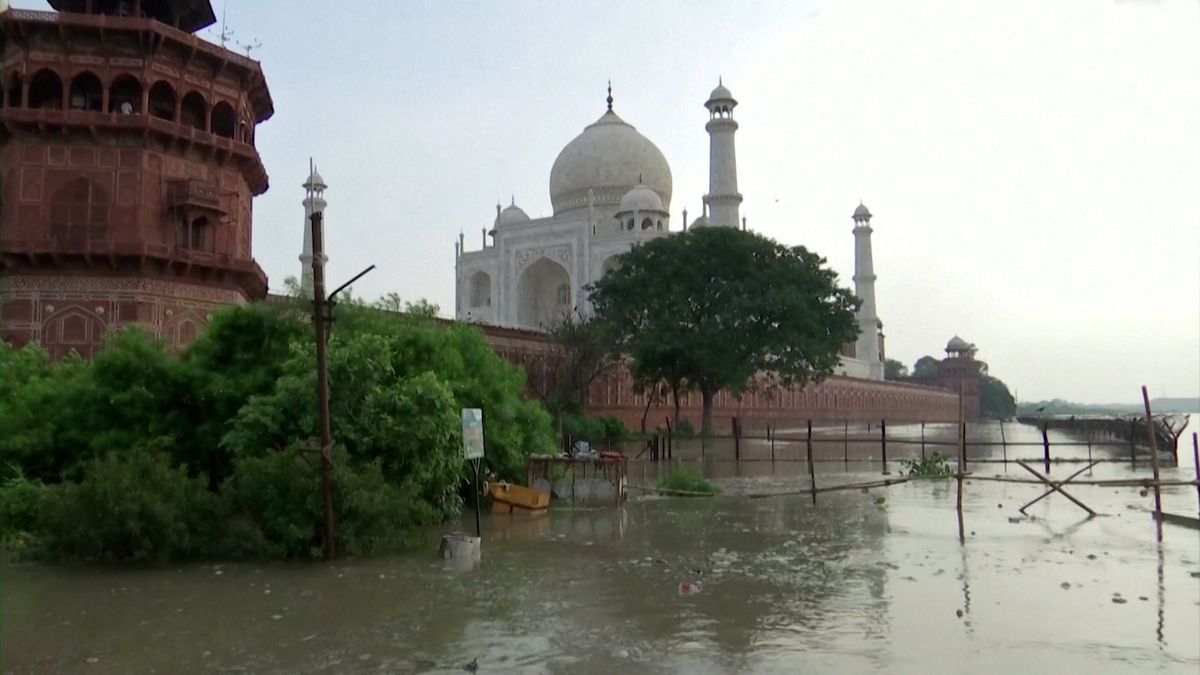 U Tádž Mahalu rychle stoupá hladina řeky, poškodila už okolní památky