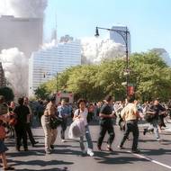 V 9:59 místního času se zhroutila jižní věž World Trade Center poté, co byla necelou hodinu předtím zasažena letadlem. O 29 minut později se zhroutila i severní věž. Lidé tak v ulicích prchali před troskami a obřím kouřovým mrakem