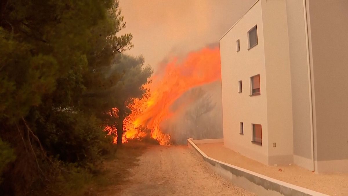 Chorvatsko dusí mohutný lesní požár, ohrožuje i turisty