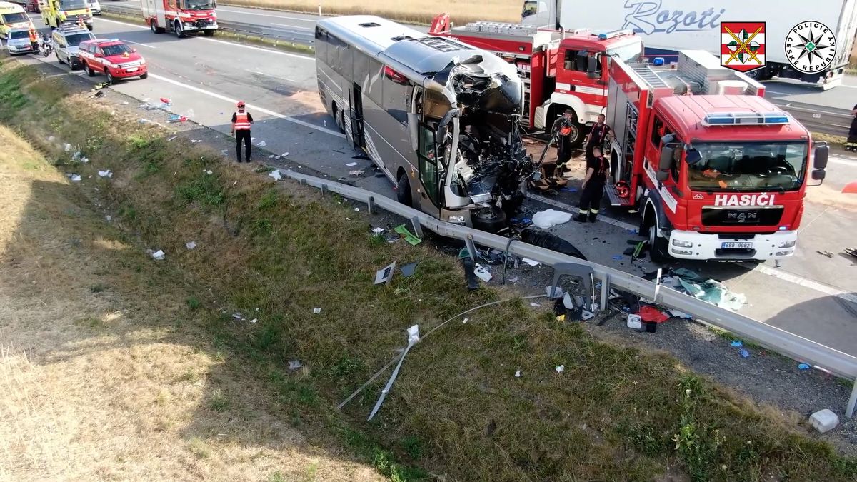 Kamera dronu zachytila situaci po tragickém střetu autobusů na dálnici D2