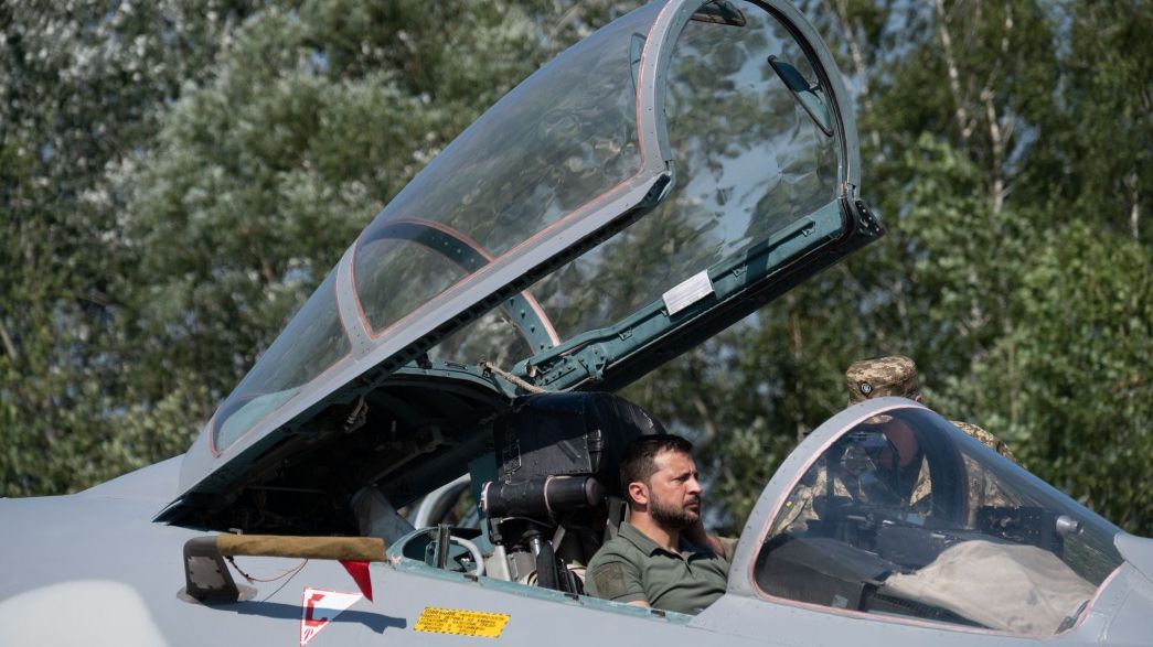 Zelenskyj si na simulátoru z Česka vyzkoušel pilotovat letoun F-16