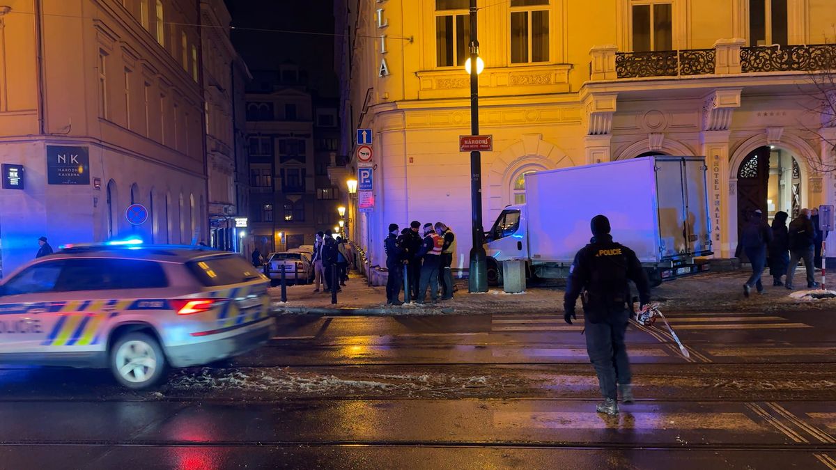 Tramvaj srazila tři lidi v Praze na Národní třídě