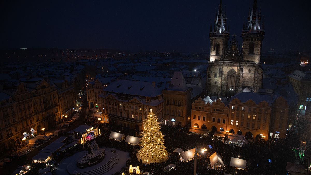 FOTO: Na zasněženém Staroměstském náměstí se rozsvítil vánoční strom za hudby z Popelky