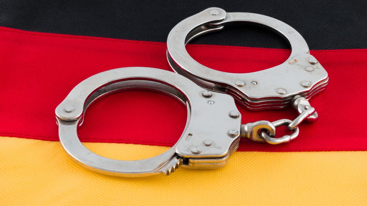 Die deutsche Polizei hat vor einer Sitzung des Bayerischen Landtags einen AfD-Abgeordneten, ein Mitglied des Vereins Buršák „Prag“, festgenommen