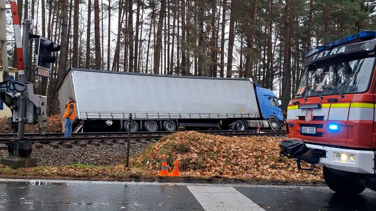 Kamion na Jindřichohradecku nevybral zatáčku a havaroval v kolejišti