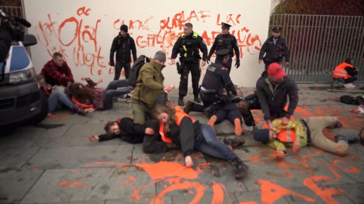 Policistovi v civilu ruply v Berlíně nervy. Klimatické extremistce potřel obličej její barvou