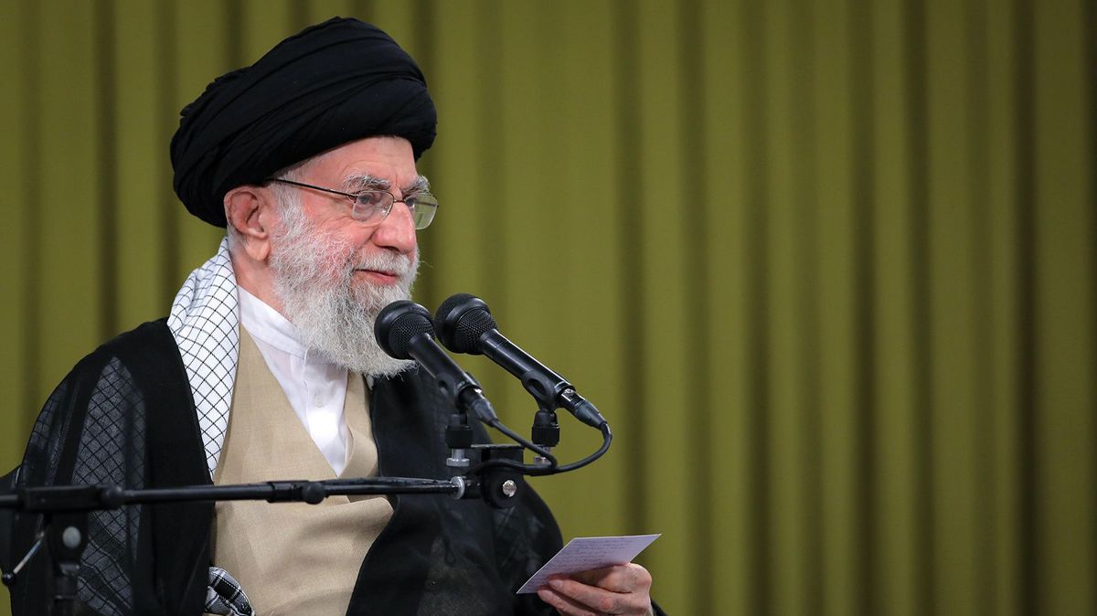 Líbáme ruce těch, co zaútočili na Izrael, řekl íránský ajatolláh Chameneí