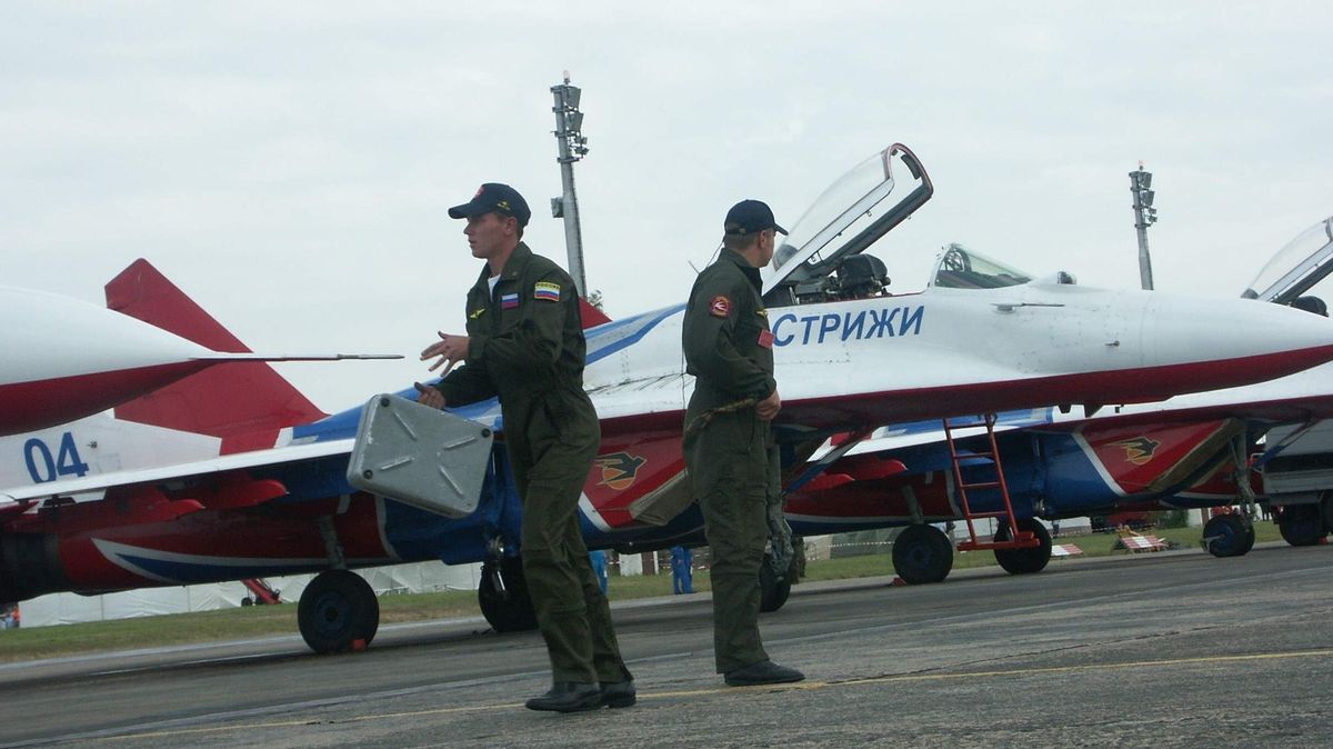 Kurýr doručil ruským pilotům na absolventské setkání velký otrávený dort