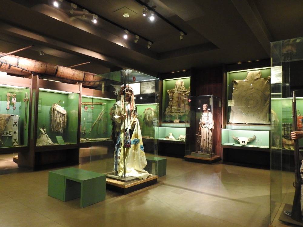 Z národopisných sbírek o severoamerických indiánech ve srubu Medvědí sádlo. Je tu i část věnované cestám Karla Maye po Blízkém východě.