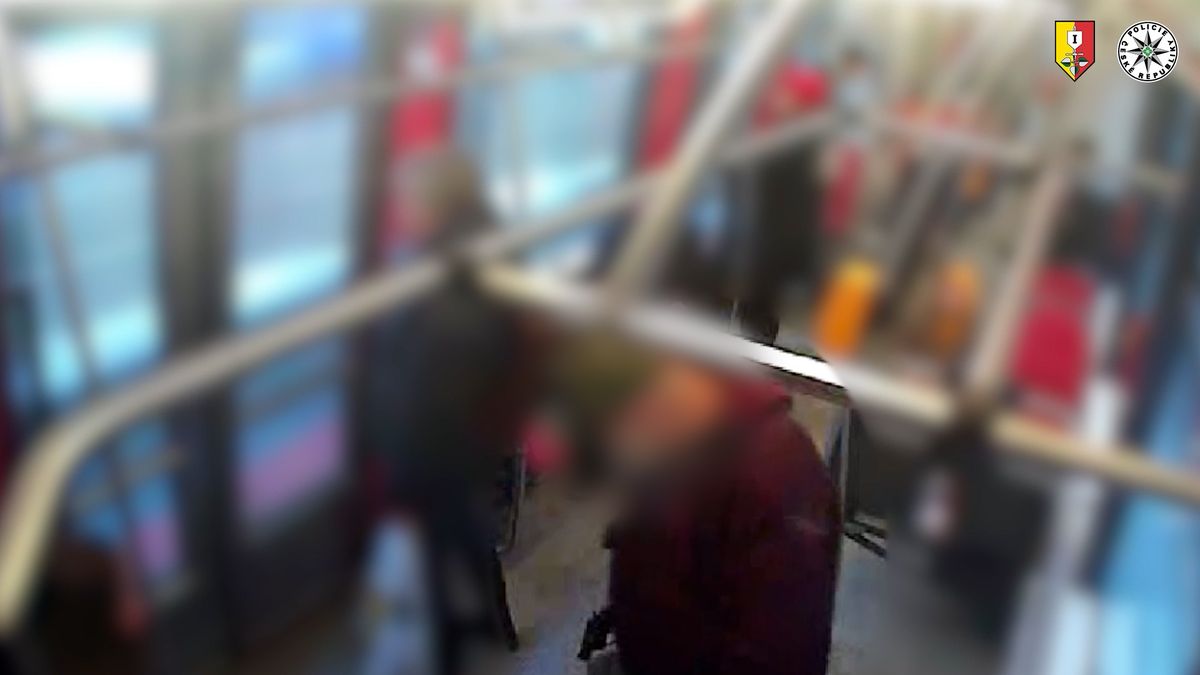 Policii se přihlásil hledaný muž, který tasil revolver na děti v pražské tramvaji