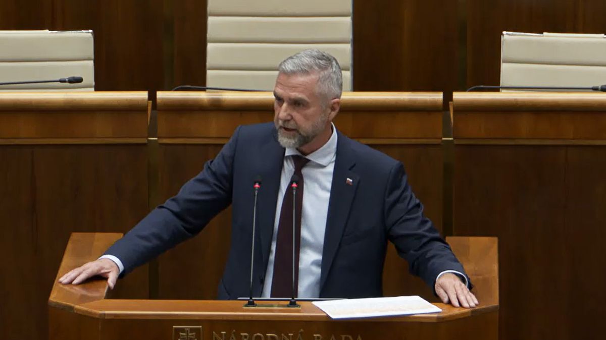 Směr využívá výročí atentátu na Fica ke strašení dalším násilím