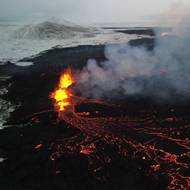 Letecký pohled na sopku chrlící lávu na Islandu