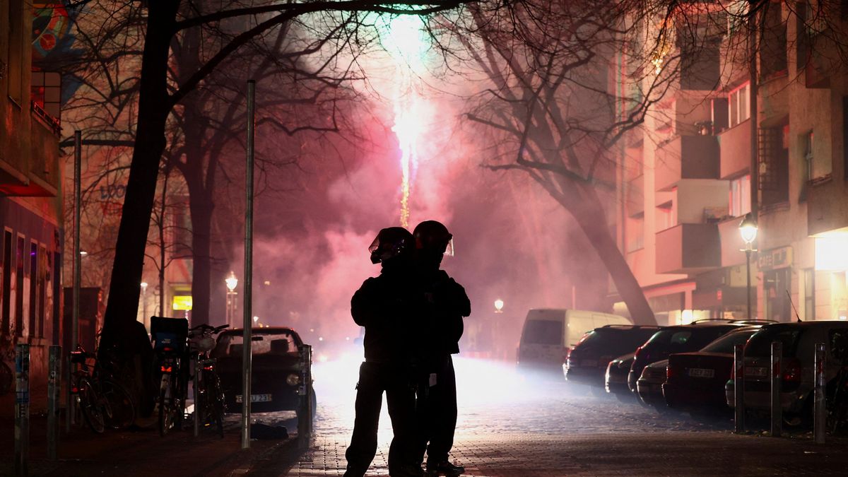 Oslavy v Berlíně se zvrhly, lidé na sebe vzájemně útočili petardami