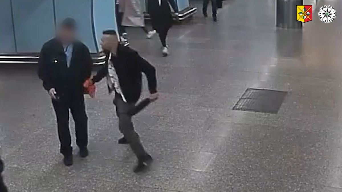 Násilník v Praze vytáhl na revizory mačetu. Odzbrojil ho cestující