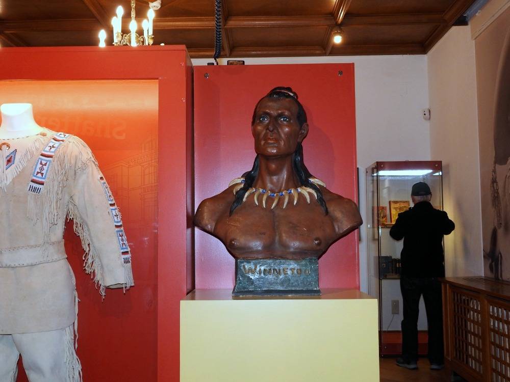 Od filmového hrdiny se zdejší Vinnetou značně liší.