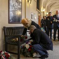 Vdova Věra Kuberová a Miloš Vystrčil u lavičky Jaroslava Kubery