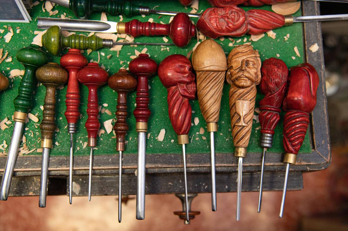 Velice působivá jsou dláta pana Ulricha, jejichž držadla si vyrobil sám