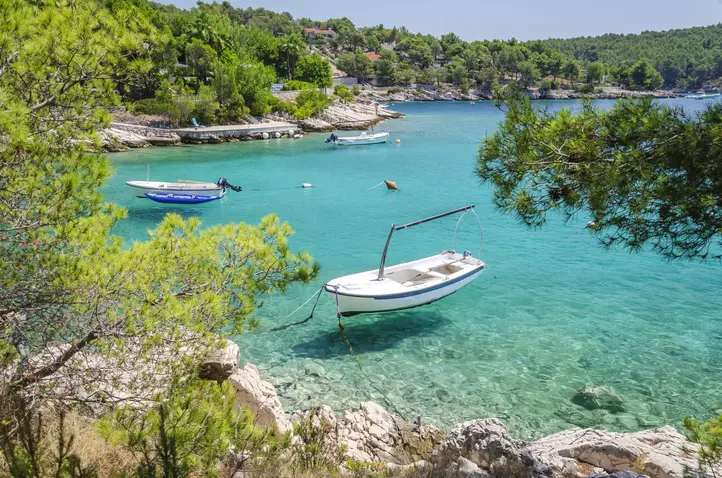 Wybrzeże wokół Milny w Chorwacji jest idealne na relaksujące wakacje pełne pływania z dala od tłumów.