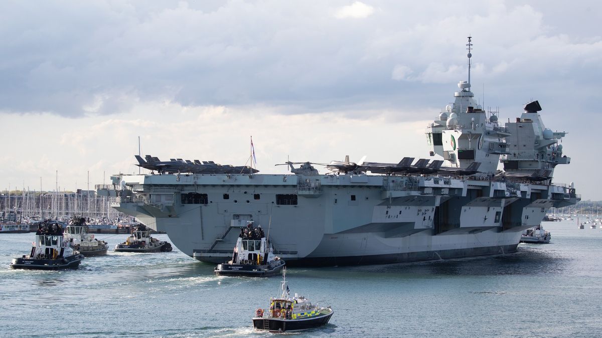 Klíčová britská letadlová loď se před cvičením NATO porouchala