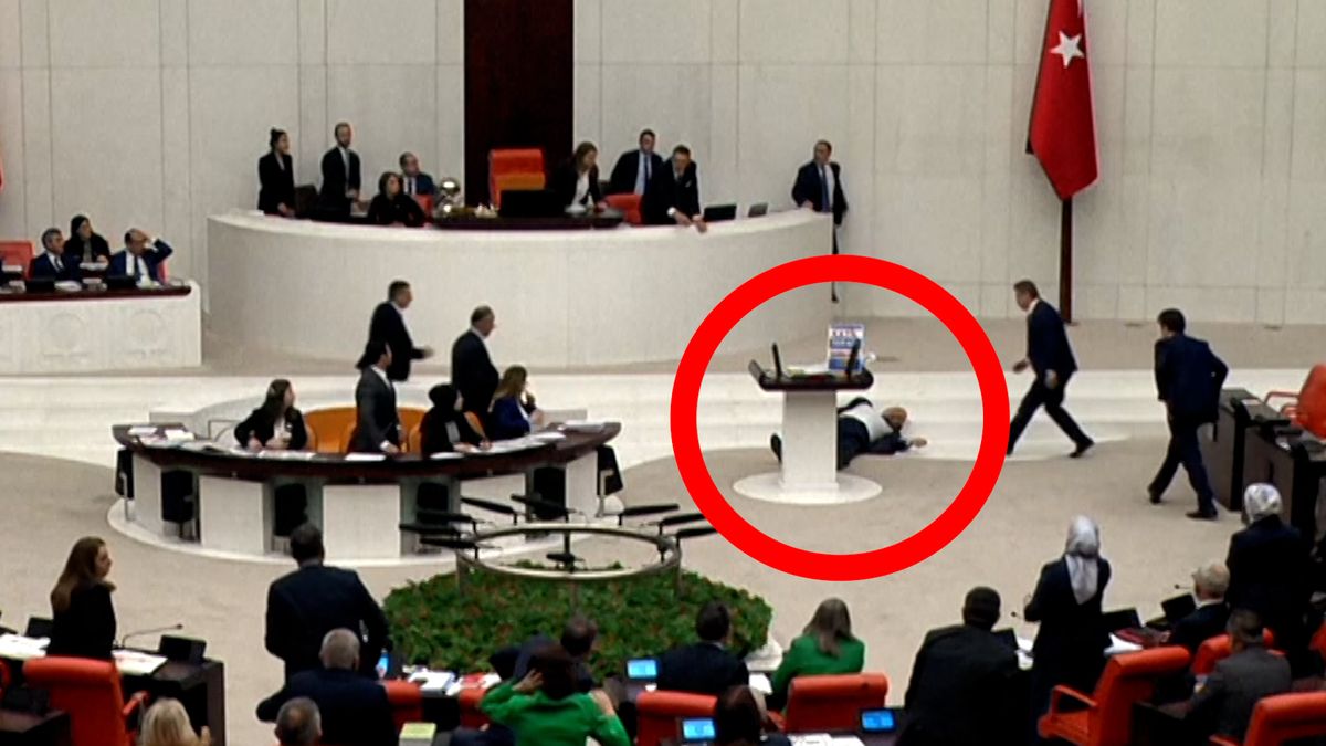 Turecký poslanec, který v parlamentu Izraeli hrozil „Alláhovým hněvem“, zemřel
