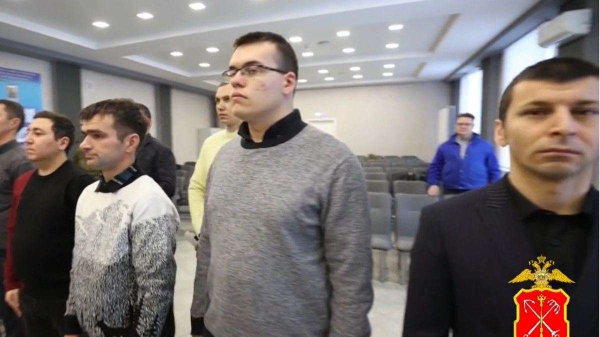 Muži dostali na ceremoniálu udělení ruského občanství rovnou povolávací rozkaz