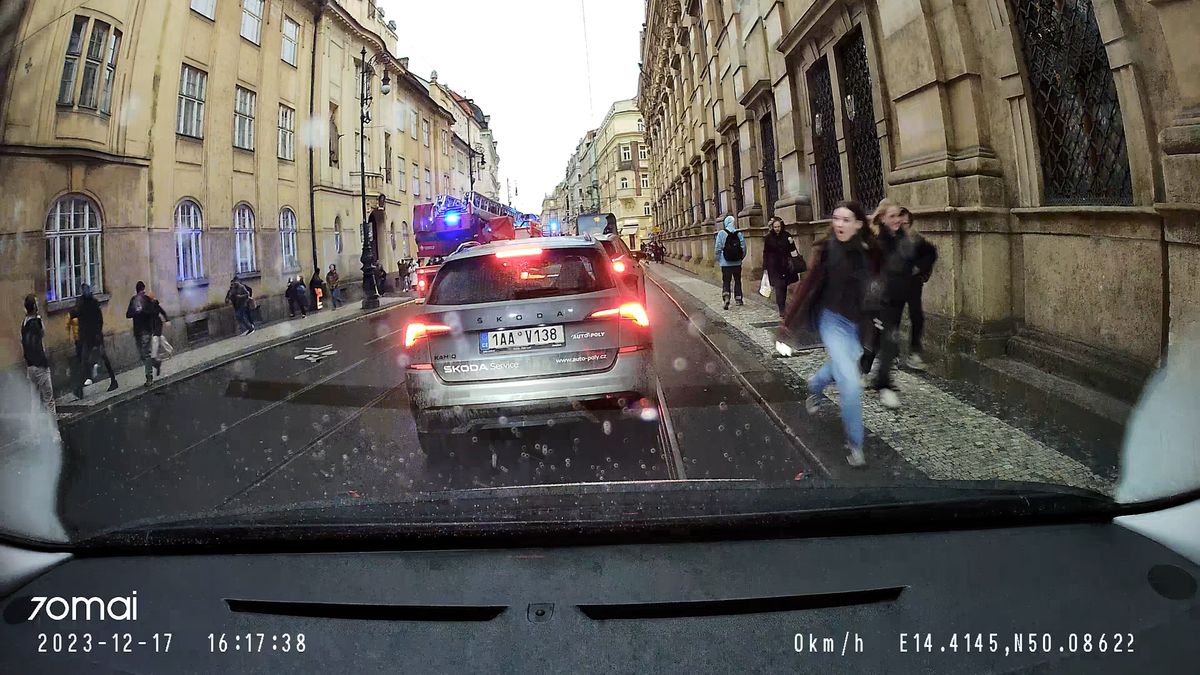 Kamera v autě zachytila okamžiky střelby při masakru na univerzitě v Praze