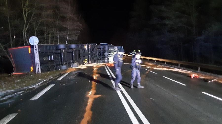 Ledovka trápí Moravu i ráno. Zpoždění mají vlaky i autobusy, problémy tramvají v Brně