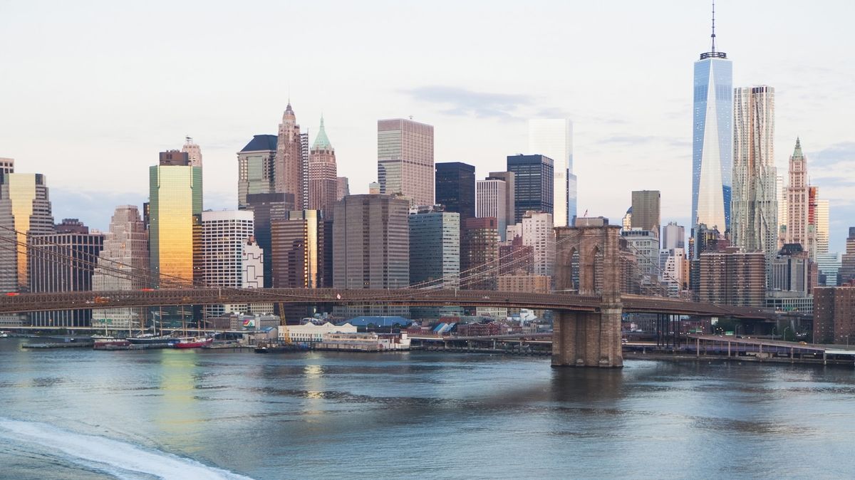 V New Yorku vykázali stánkaře z Brooklynského mostu, má to zabránit zácpám