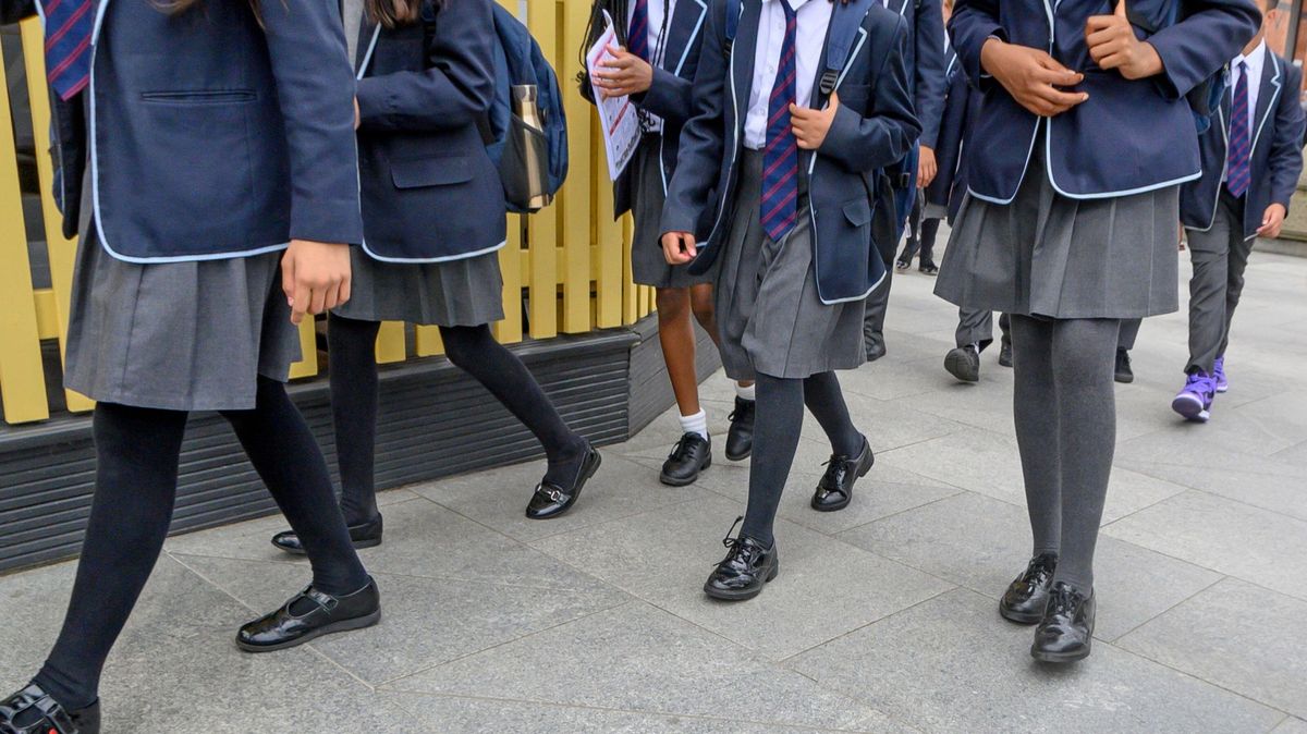 Anglická základní škola chce zakázat sukně